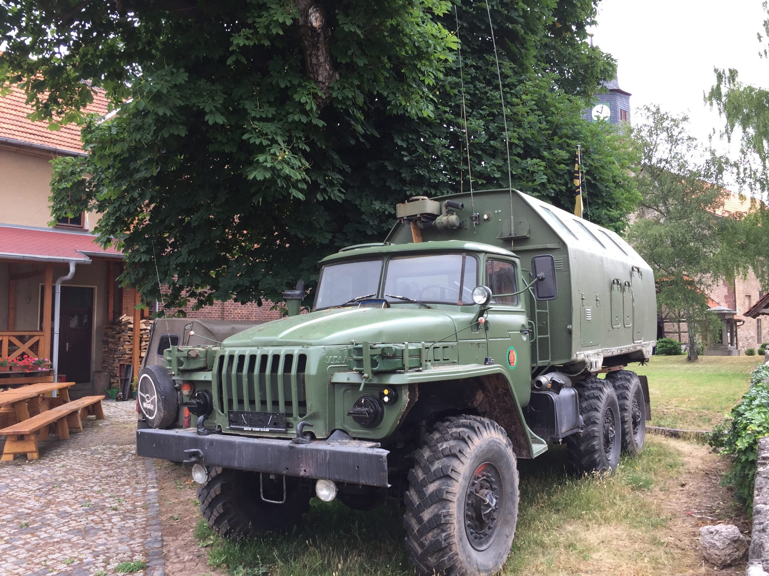 DDR-Militärfahrzeug im Garten