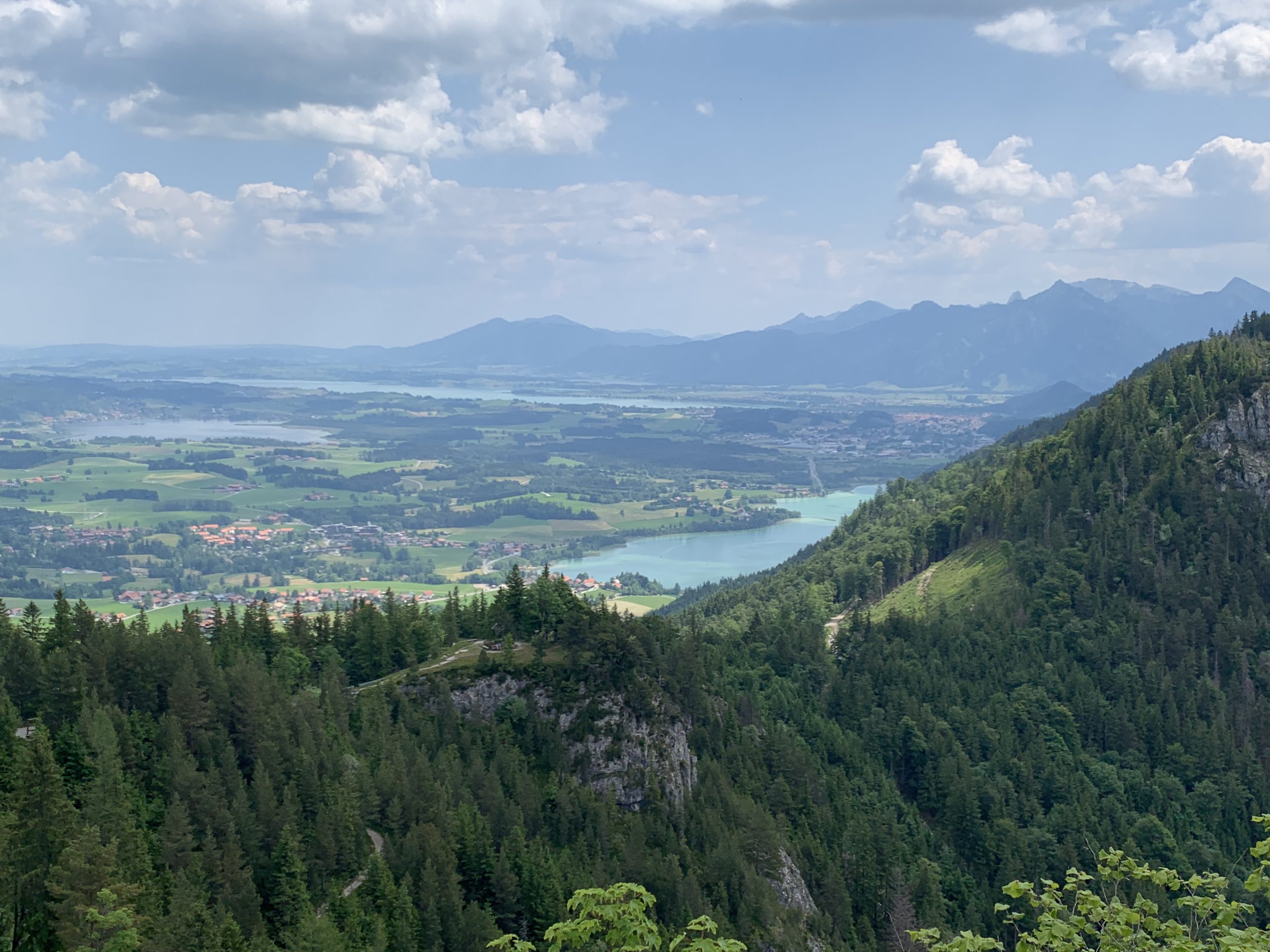 Blick von Ruine Falkenstein Richtung Vierseenlandschaft Füssen